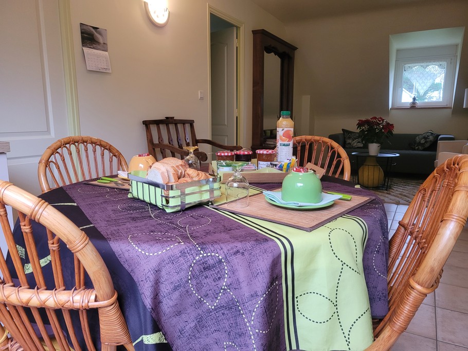 Espace détente partagée avec coin salon et espace tisanerie cafés