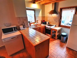 Rez-de-chaussée : séjour-cuisine avec cheminée (insert).