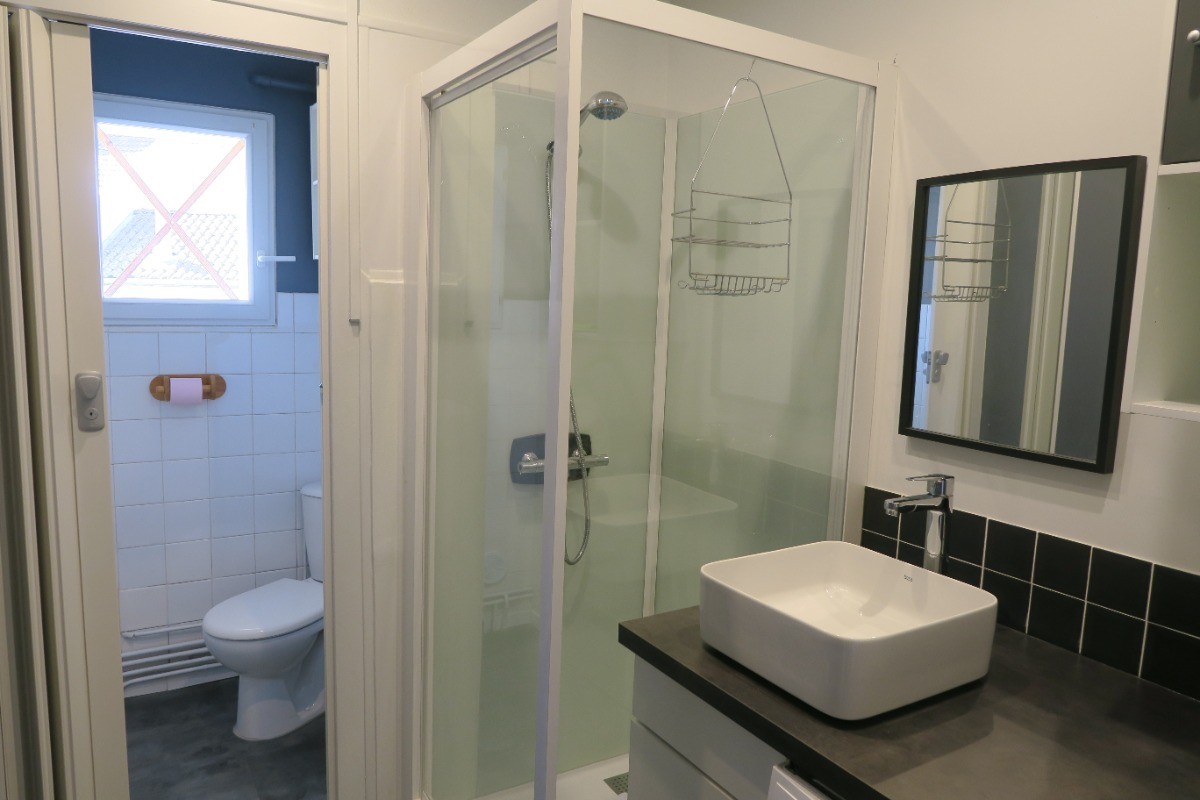 salle de bain douche/ WC à l'étage