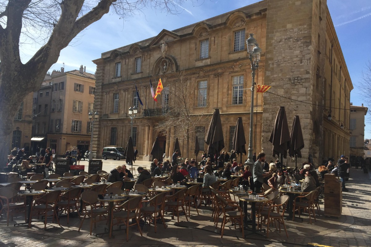 Place animée à Aix en Provence