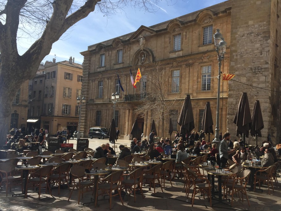 Place animée à Aix en Provence