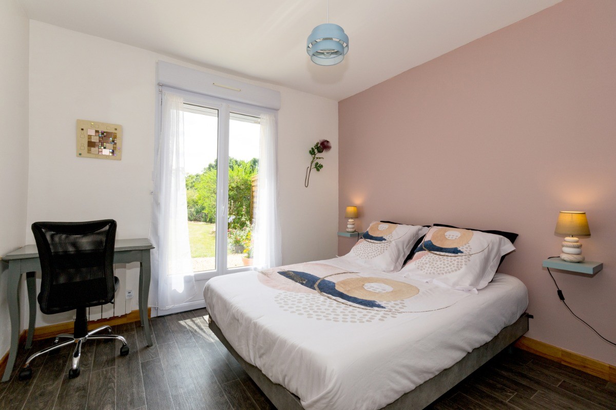 chambre1 donnant dans le jardin, lit 1,40m
possibilité de télétravailler.