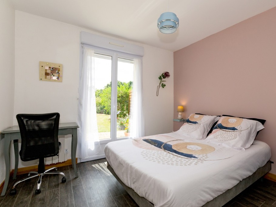 chambre1 donnant dans le jardin, lit 1,40m
possibilité de télétravailler.