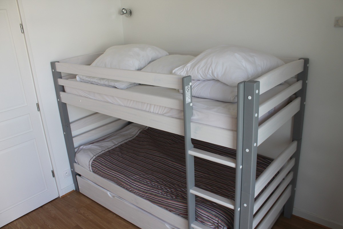 Chambre 3 : 2 lits superposés et 1 lit tiroir avec balcon