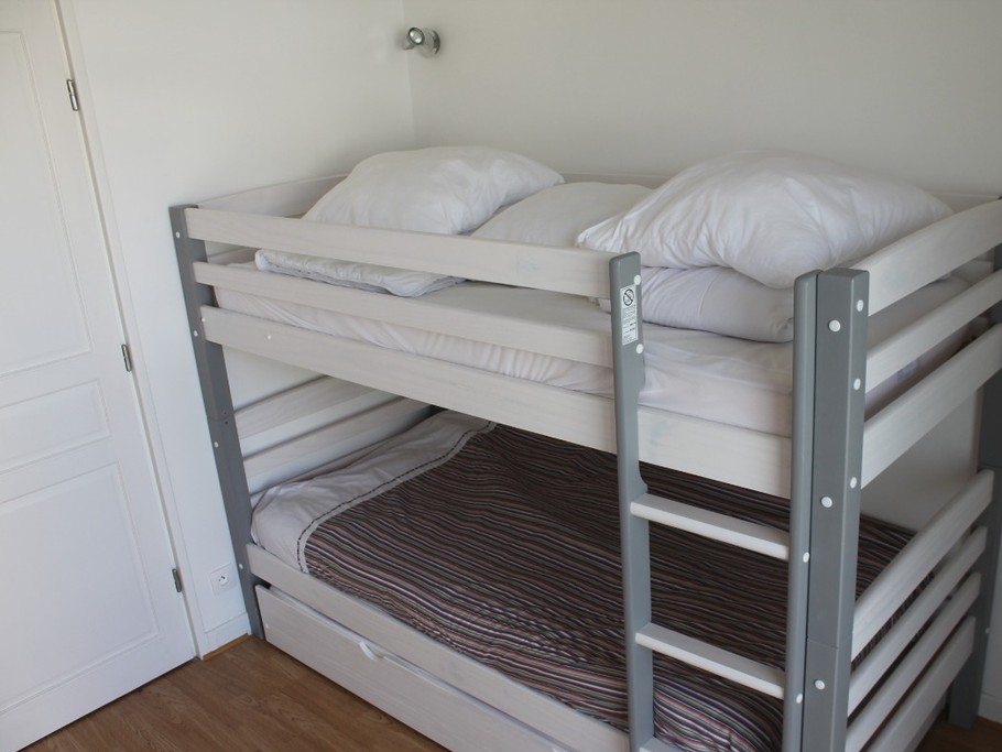 Chambre 3 : 2 lits superposés et 1 lit tiroir avec balcon