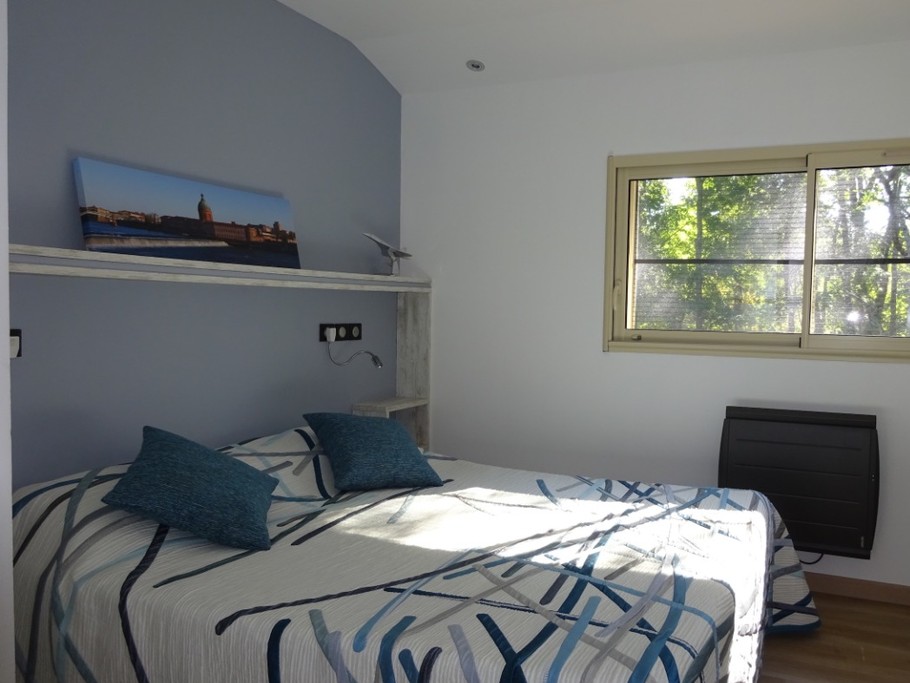 La chambre à l'étage avec son lit King size