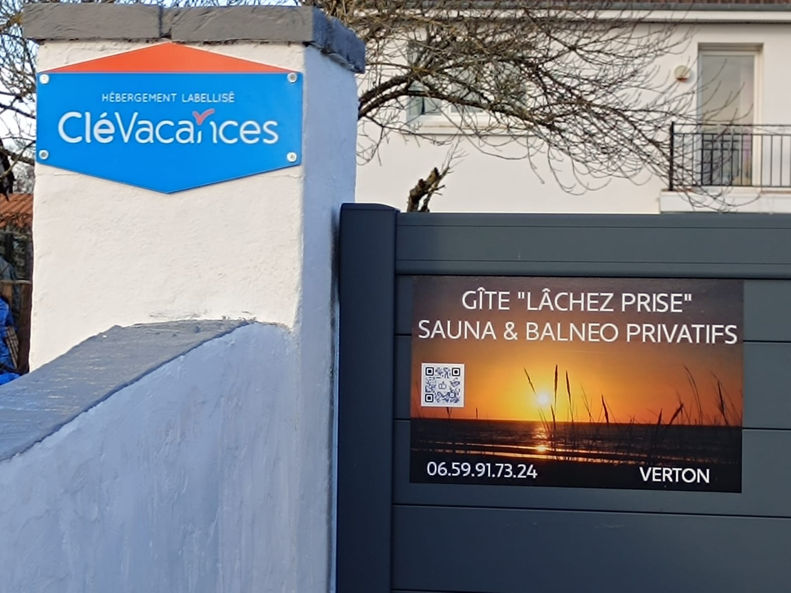 l'entrée de la propriété