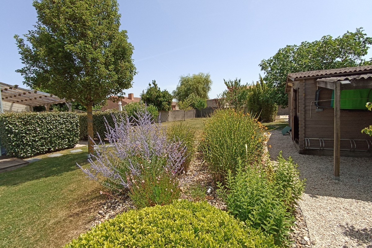 Jardin commun avec abris à vélos