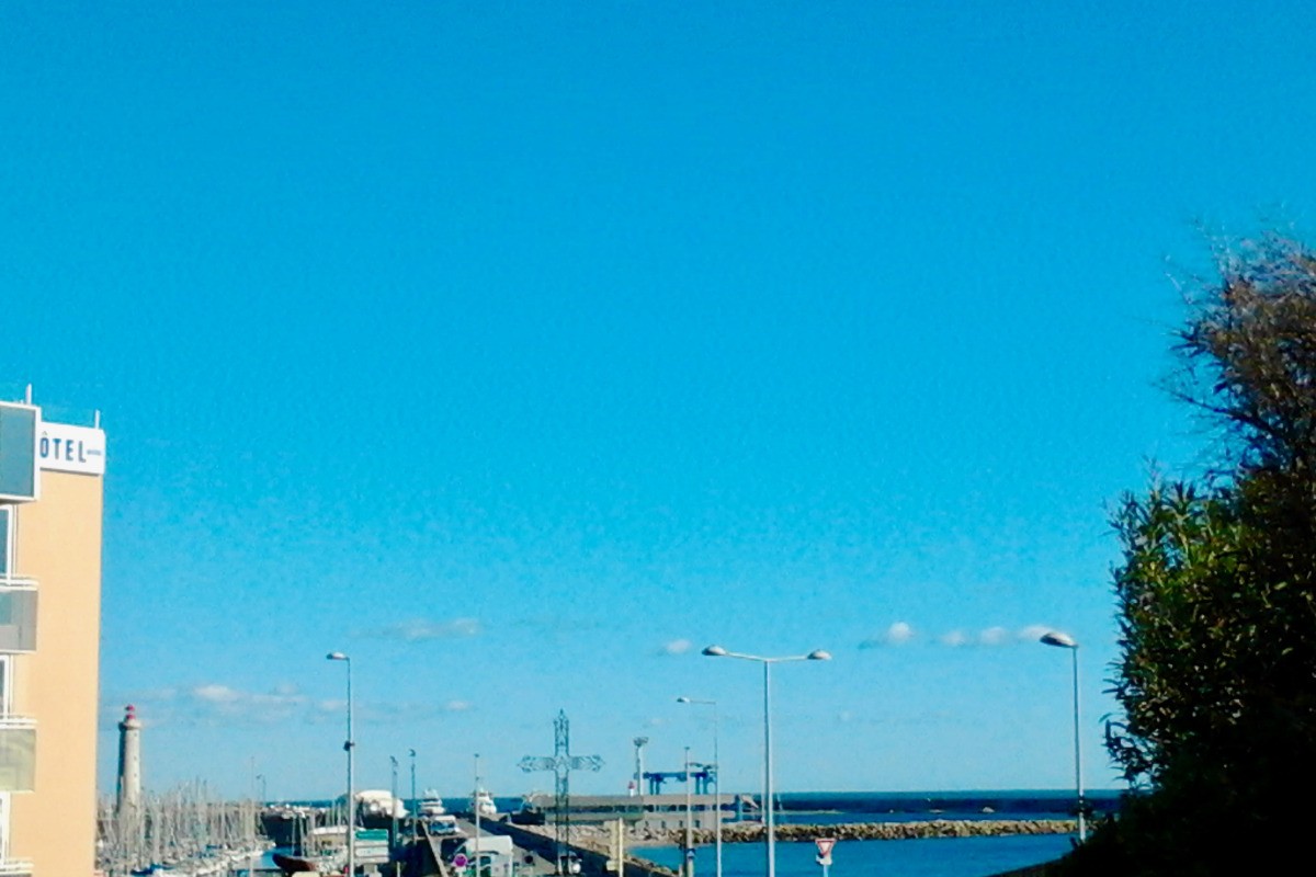 Vue de la terrasse : môle Saint Louis & port de plaisance.
