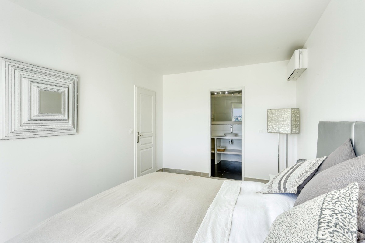 Chambre matrimoniale communiquant sur une salle de bain et un dressing via une porte coulissante