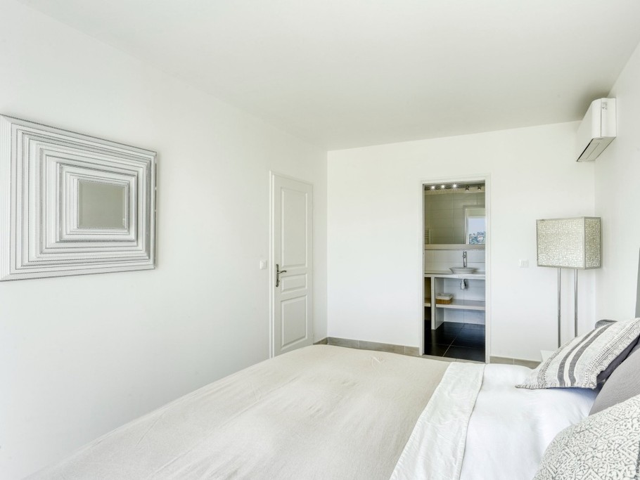 Chambre matrimoniale communiquant sur une salle de bain et un dressing via une porte coulissante