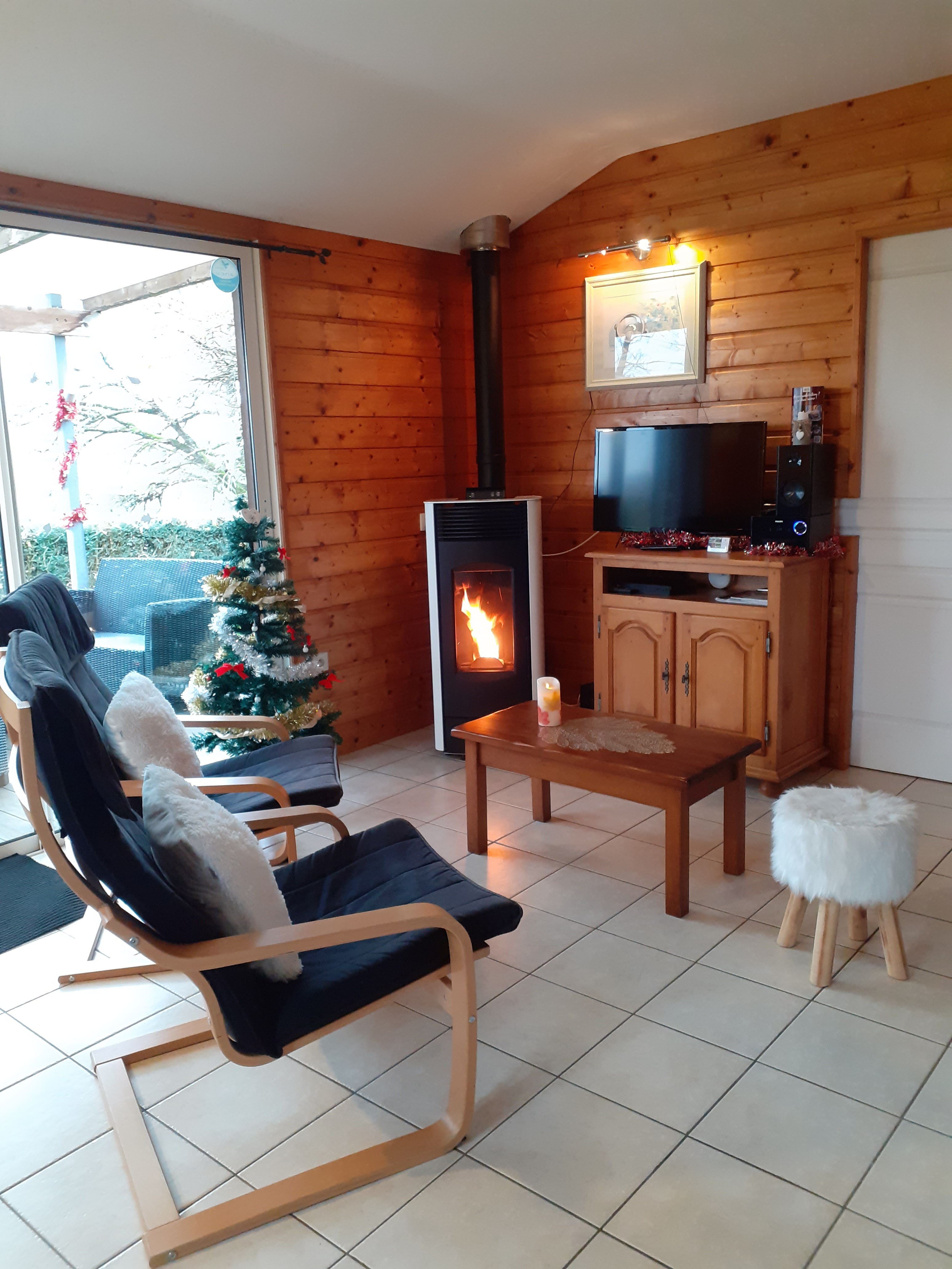 Chalet Mélèze : séjour cosy avec poële à bois poyr de douces soirée au coin du feu