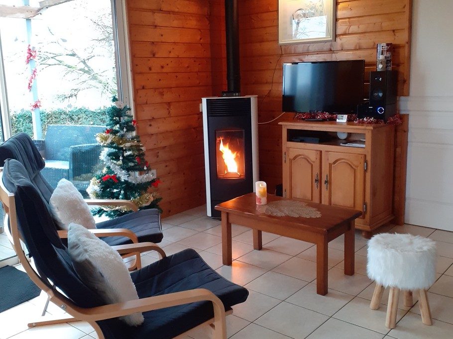 Chalet Mélèze : séjour cosy avec poële à bois poyr de douces soirée au coin du feu