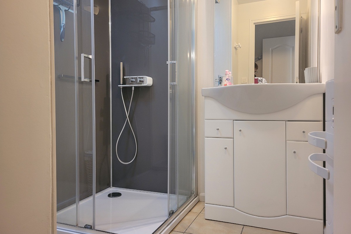Location, La longère, Armelle Lec'hvien, Ploubazlanec, salle d'eau avec douche et lavabo