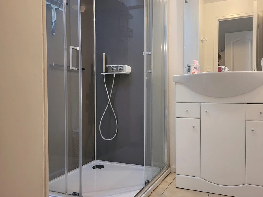 Location, La longère, Armelle Lec'hvien, Ploubazlanec, salle d'eau avec douche et lavabo