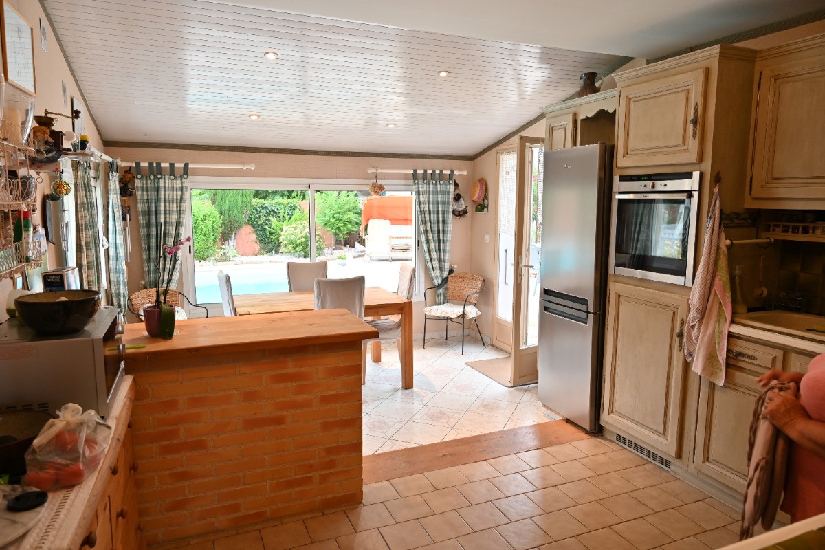 cuisine, table pour jusqu'a 8 persones