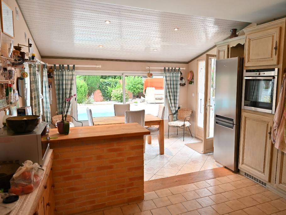 cuisine, table pour jusqu'a 8 persones