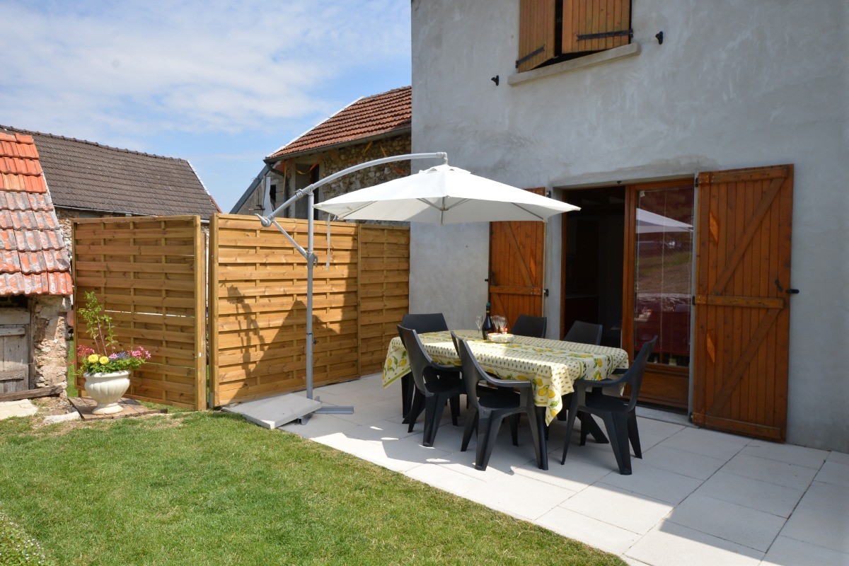 Terrasse accessible depuis cuisine Gîte du Lavoir