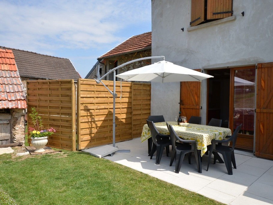 Terrasse accessible depuis cuisine Gîte du Lavoir