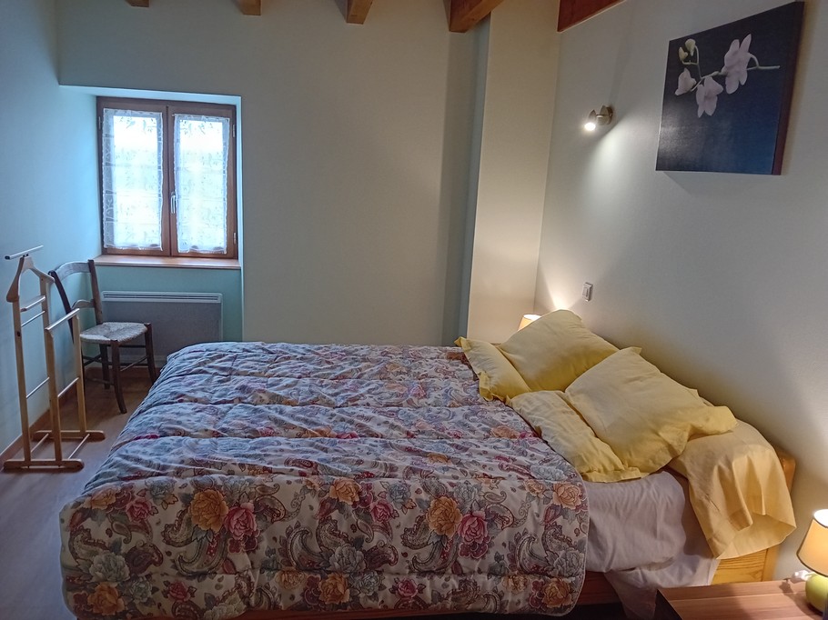 Chambre confortable avec lit double