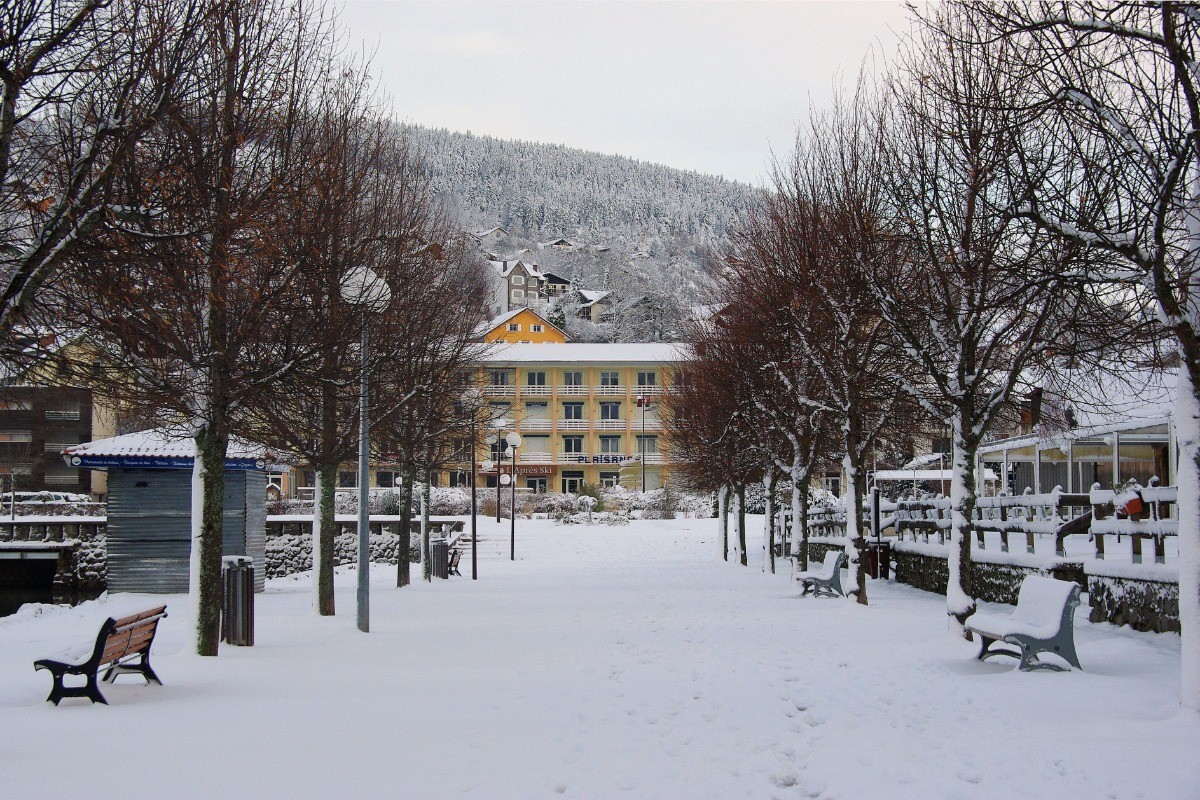 Vue de l'immeuble au bord du lac de Gérardmer