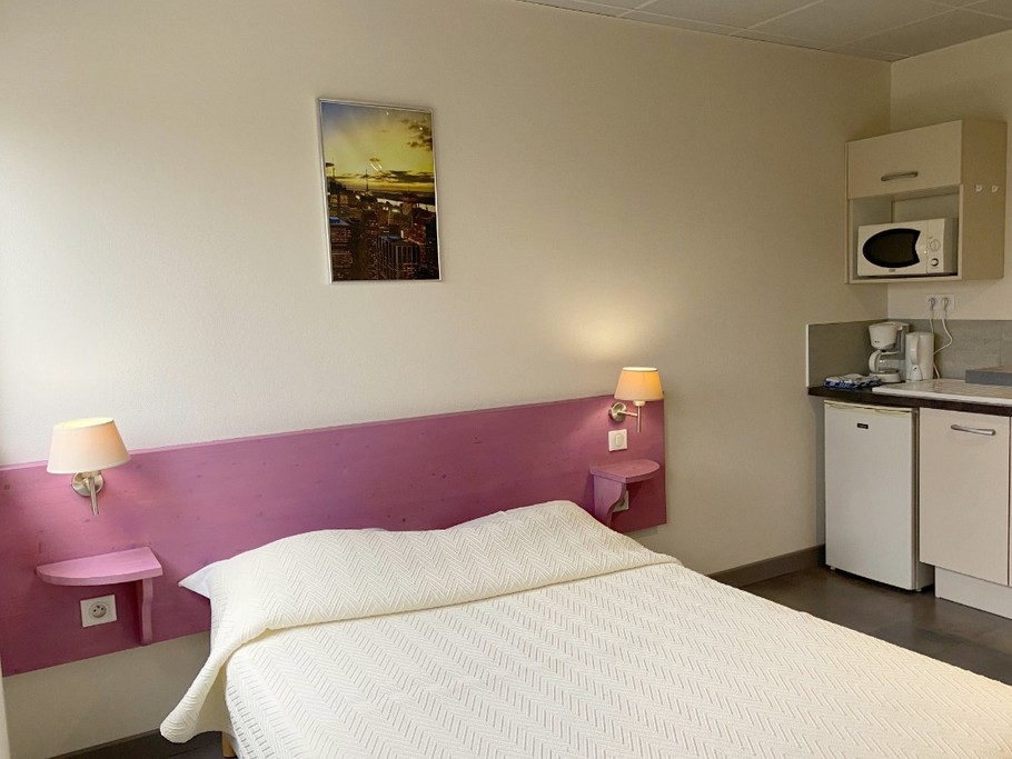 Lit en 140 et coin cuisine