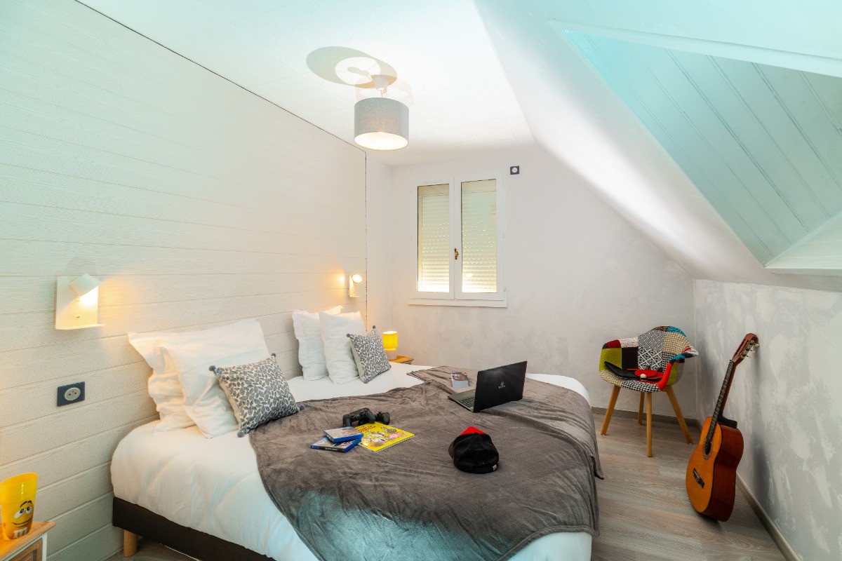 Chambre 2 étage, lit 90*200 séparé et jumelable. liseuse avec tablette pour recharge téléphone tablette. store occultant VELUX. Literies et couettes de qualité hôtelière.
