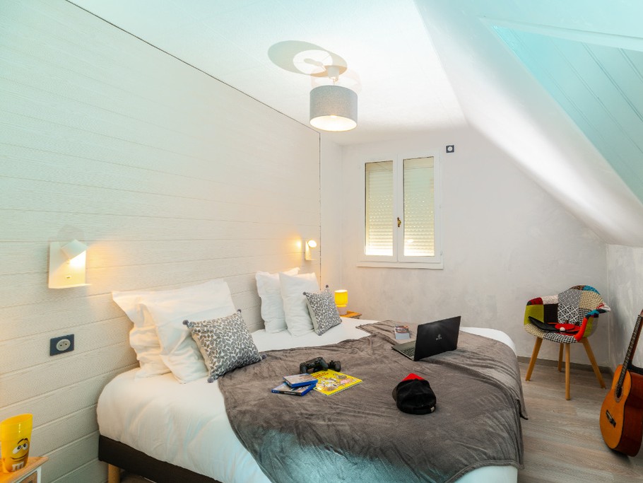 Chambre 2 étage, lit 90*200 séparé et jumelable. liseuse avec tablette pour recharge téléphone tablette. store occultant VELUX. Literies et couettes de qualité hôtelière.