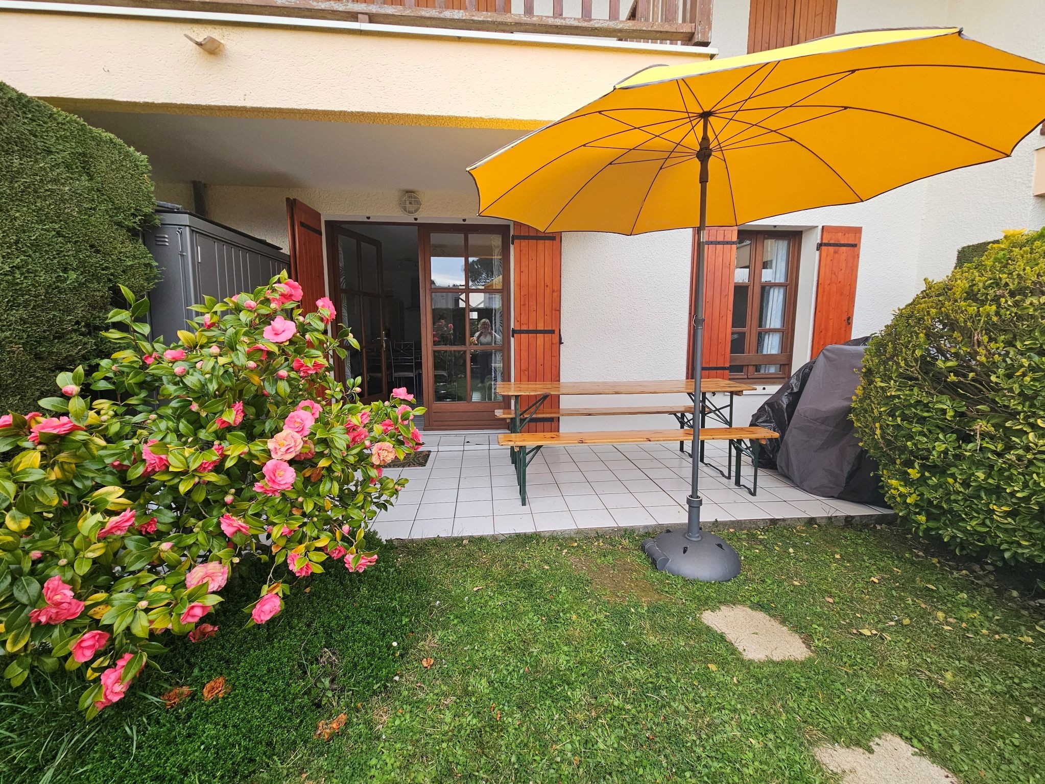 Private enclosed garden of the flat for 2 to 5 people, near Royan