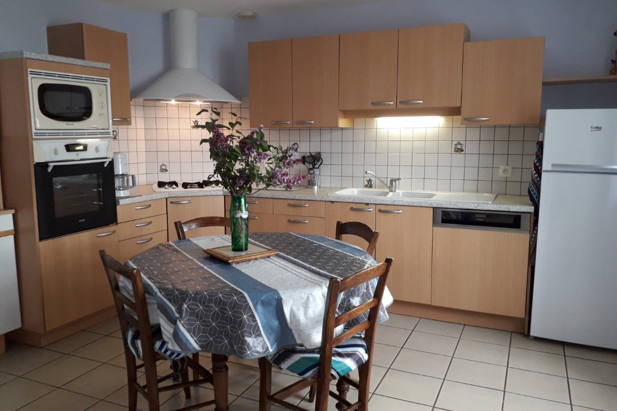 Cuisine équipée avec table pour repas conviviaux, maison Lapeyrugue