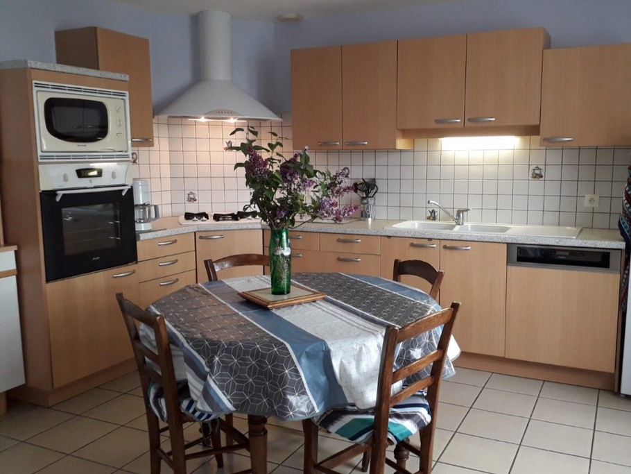 Cuisine équipée avec table pour repas conviviaux, maison Lapeyrugue