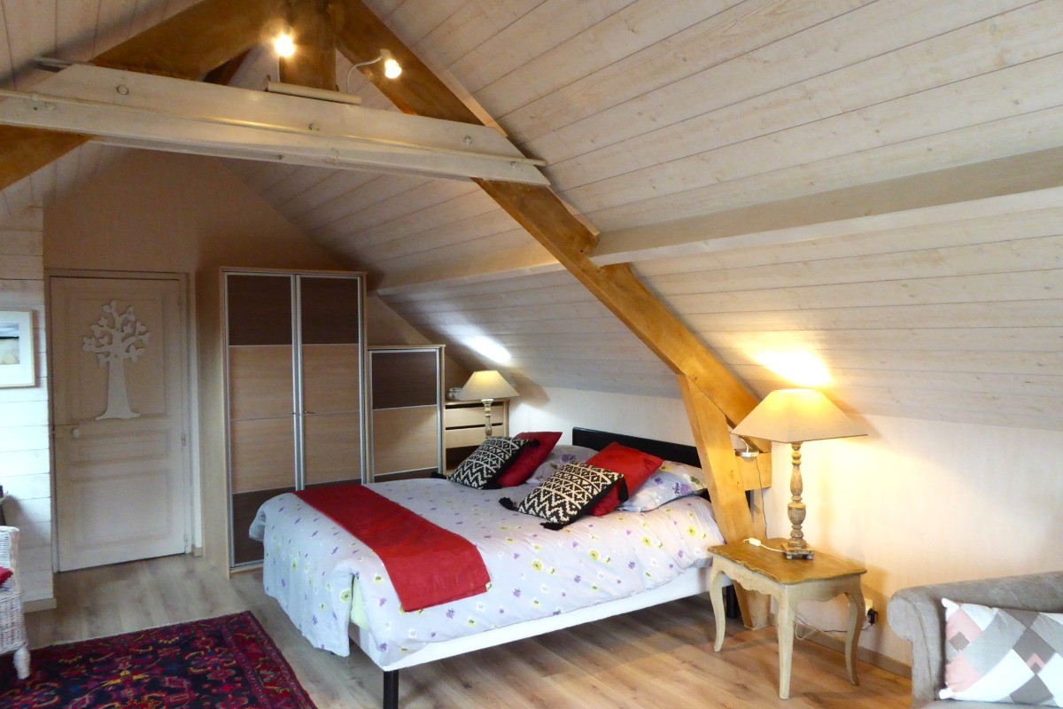 Large, very cosy separate bedroom for 2 people (160 cm bed), dressing room, TV, sofa.