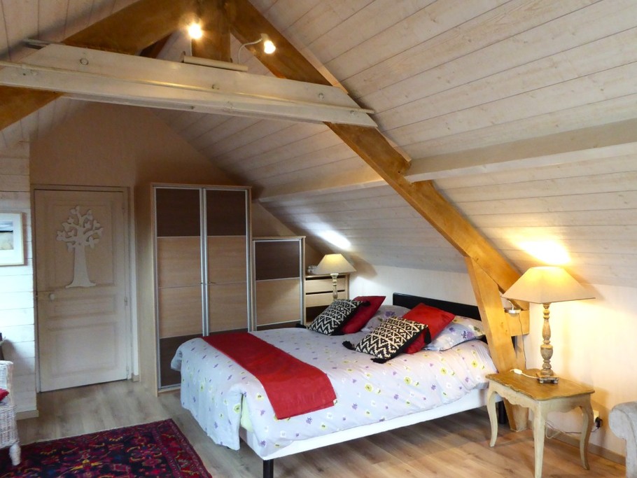 Large, very cosy separate bedroom for 2 people (160 cm bed), dressing room, TV, sofa.