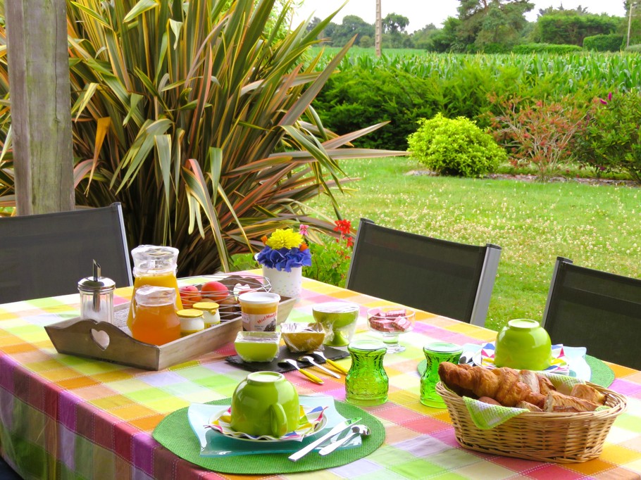 Petit-déjeuner avec des produits frais et locaux (confitures maison, pain au feu de bois, etc.) servi dans la salle ou en terrasse selon votre convenance.