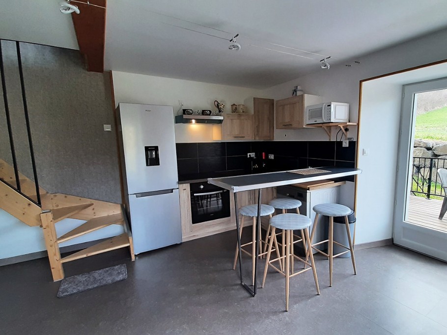 1er niveau - cuisine américaine entièrement équipée avec accès direct à la terrasse bois