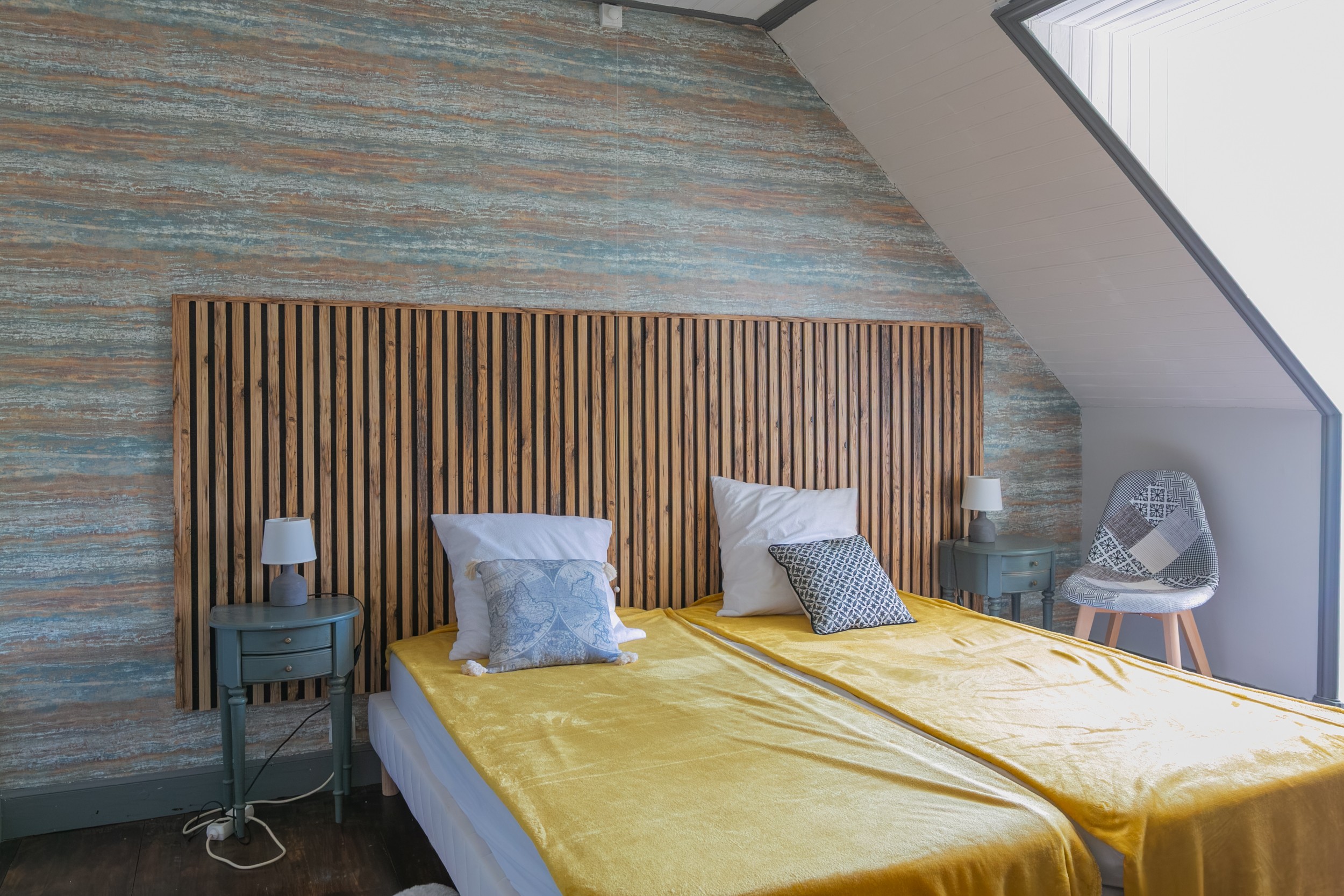 Room with single beds