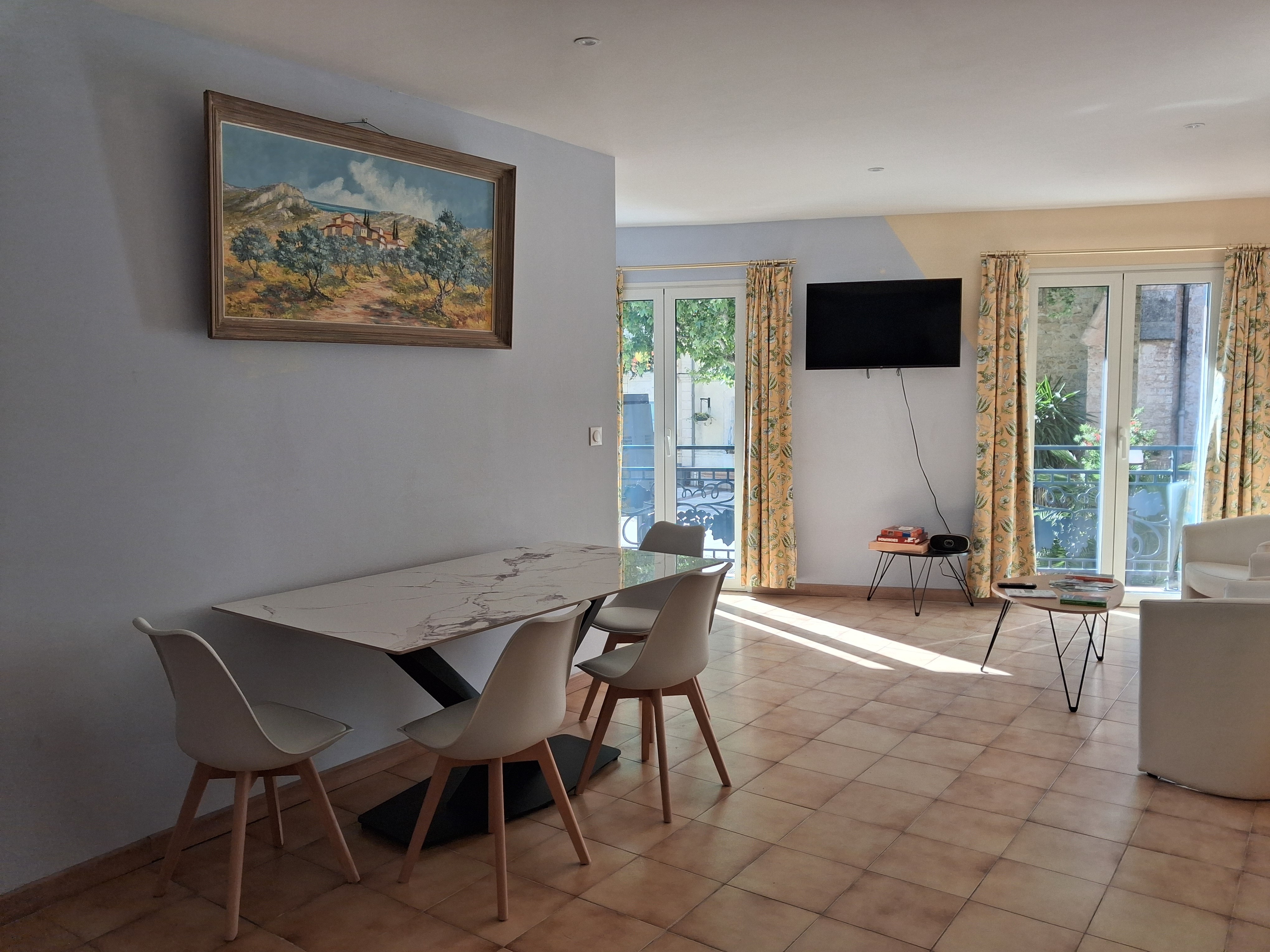 Salon moderne appartement rénové à Pérols avec climatisation et wifi