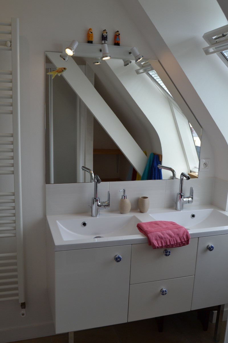 Salle d'eau à l'étage : Évier double vasques, Sèche serviettes, Douche, Sèche cheveux, Rangements