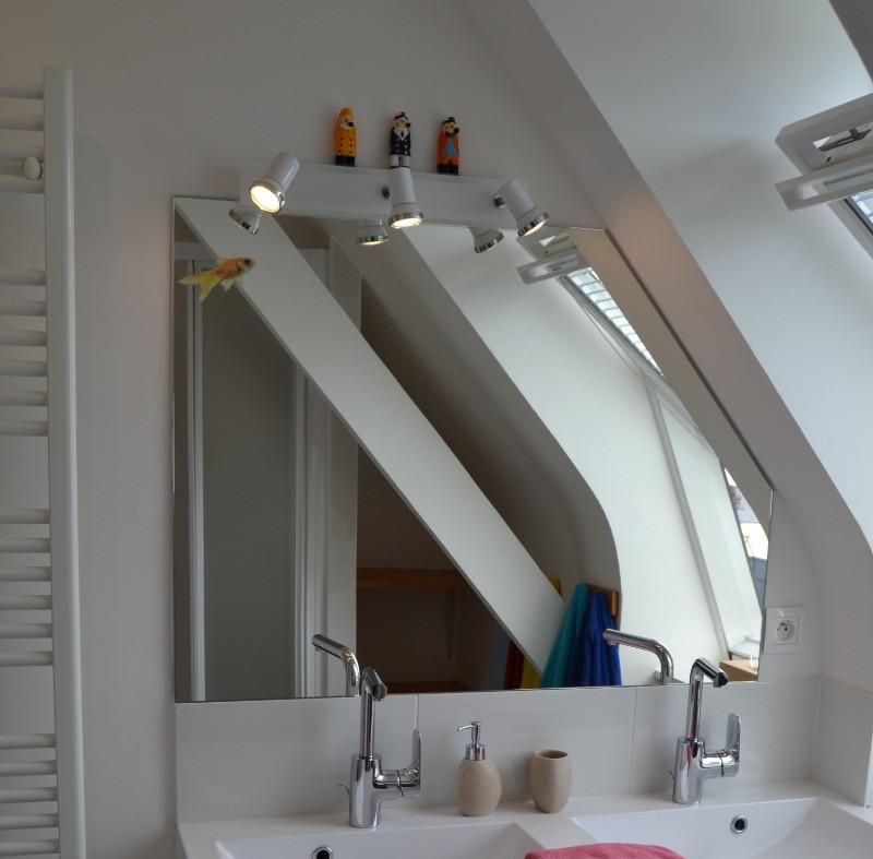 Salle d'eau à l'étage : Évier double vasques, Sèche serviettes, Douche, Sèche cheveux, Rangements