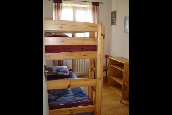 Deux lits superposés dans l'antichambre de la chambre n°3
