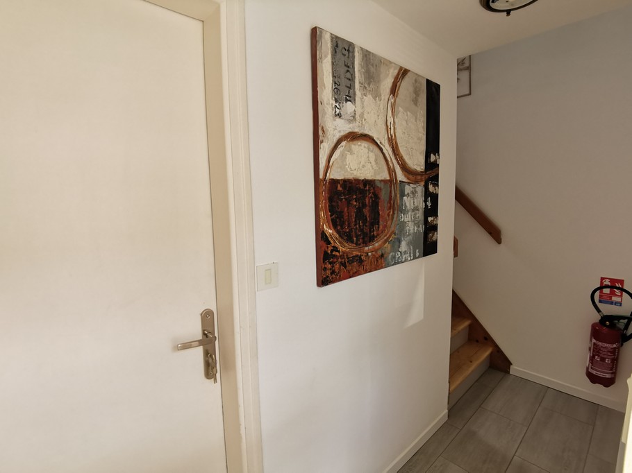 Hall d'entrée commun de la maison accès chambre STUDIO RDC et étage