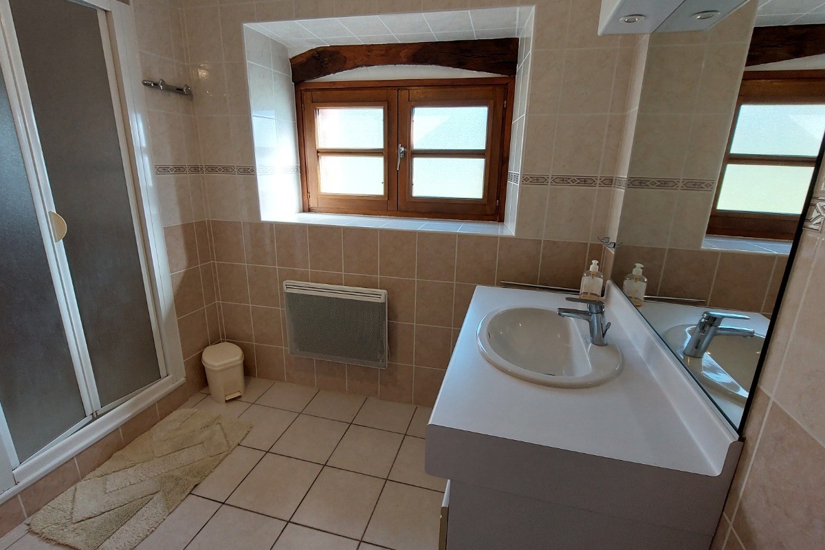 Salle de bain avec douche au 1er étage