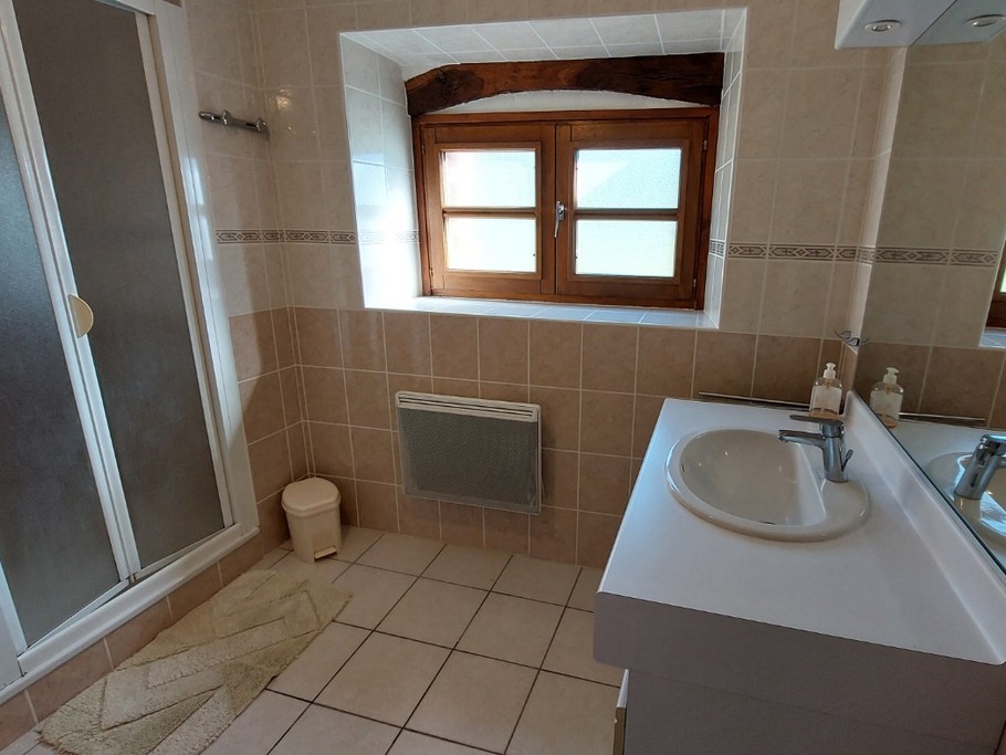Salle de bain avec douche au 1er étage