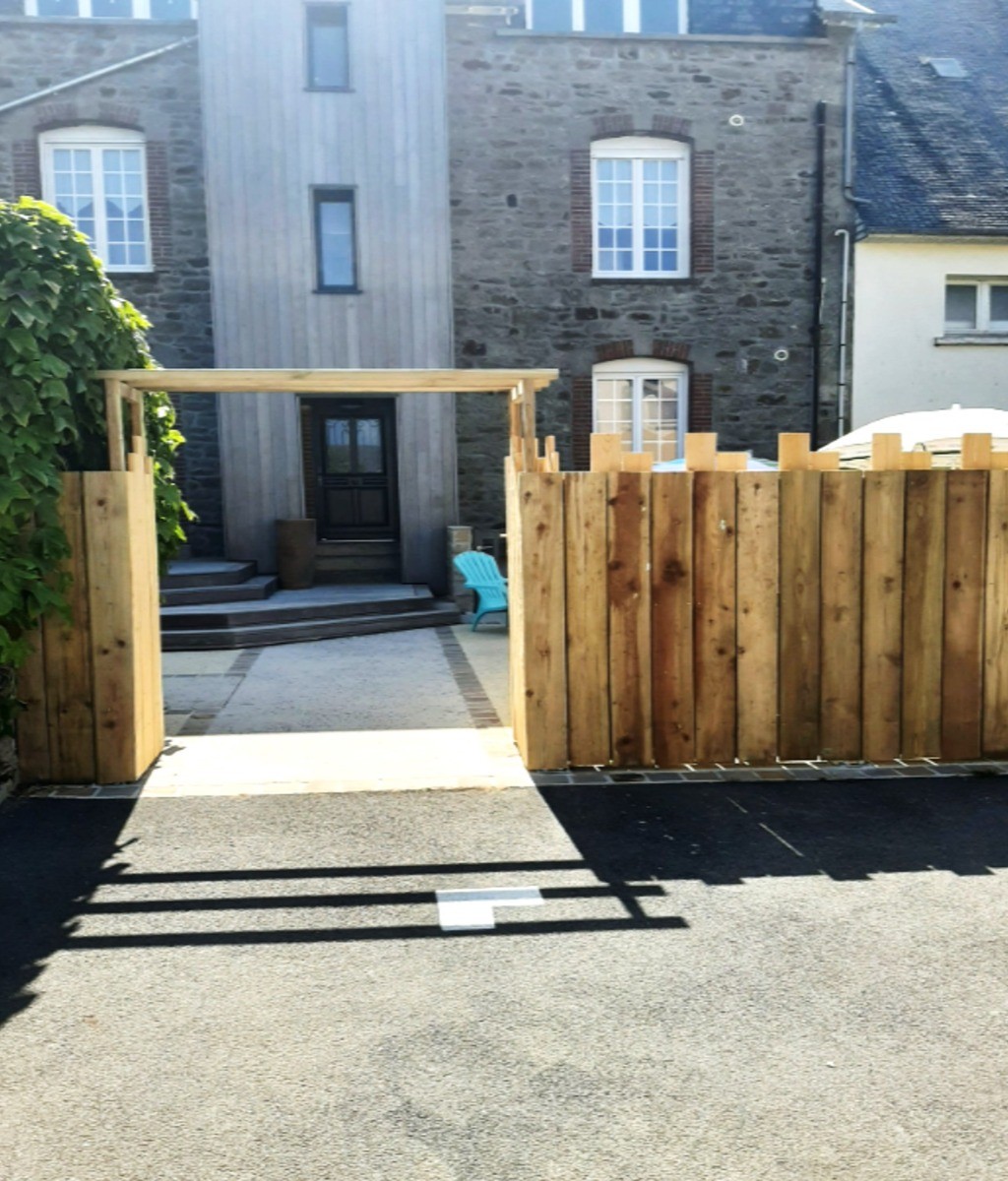 Façade arrière de la bâtisse avec sa cour ensoleillée.