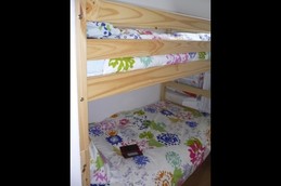 Coin cabine fermé par une porte et avec un Velux (2 couchages en 90 et 1 en 80)