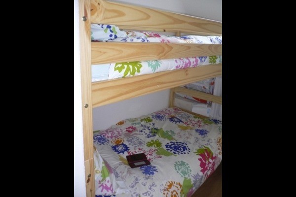 Coin cabine fermé par une porte et avec un Velux (2 couchages en 90 et 1 en 80)