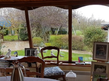 La vue sur le jardin depuis l'espace petit déjeuner