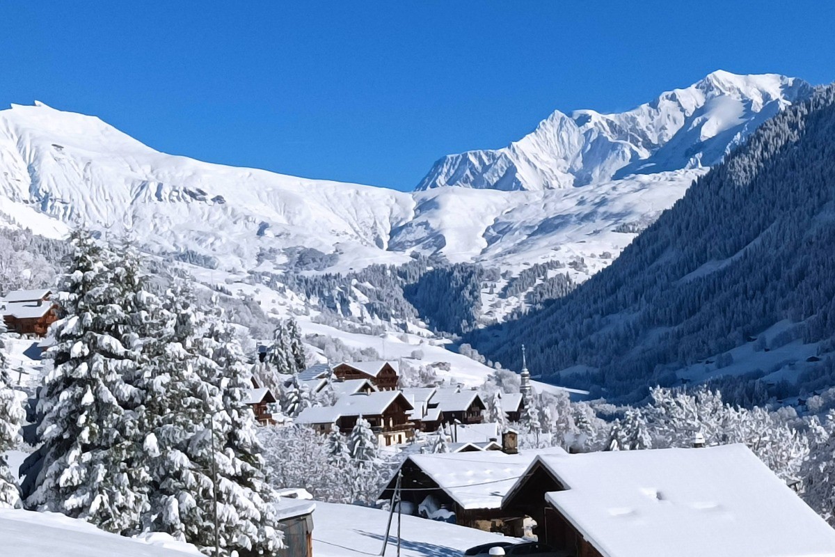Le village de Hauteluce et le Mont-Blanc
