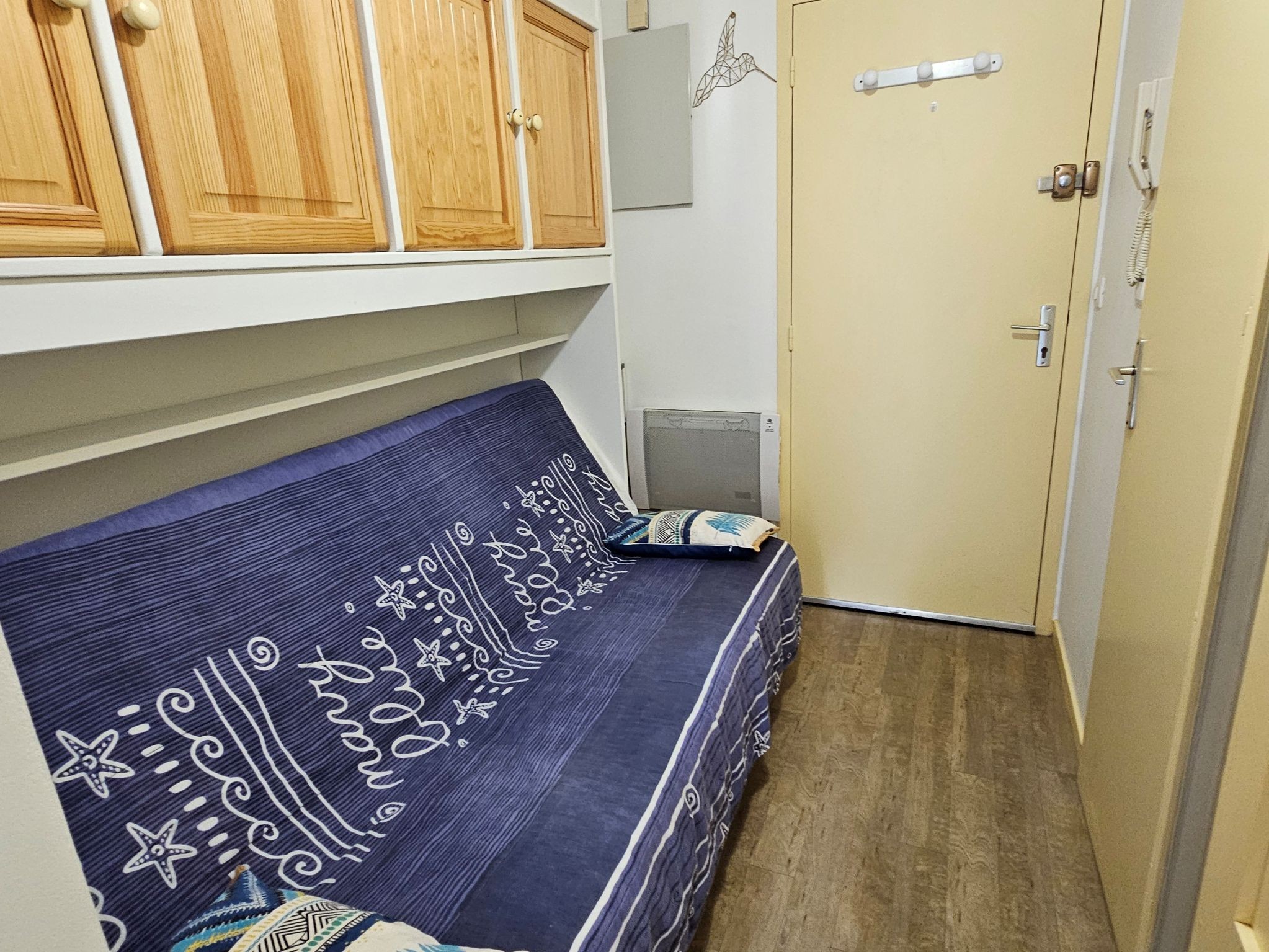 Dans l'entrée un Clic-clac avec placards au dessus