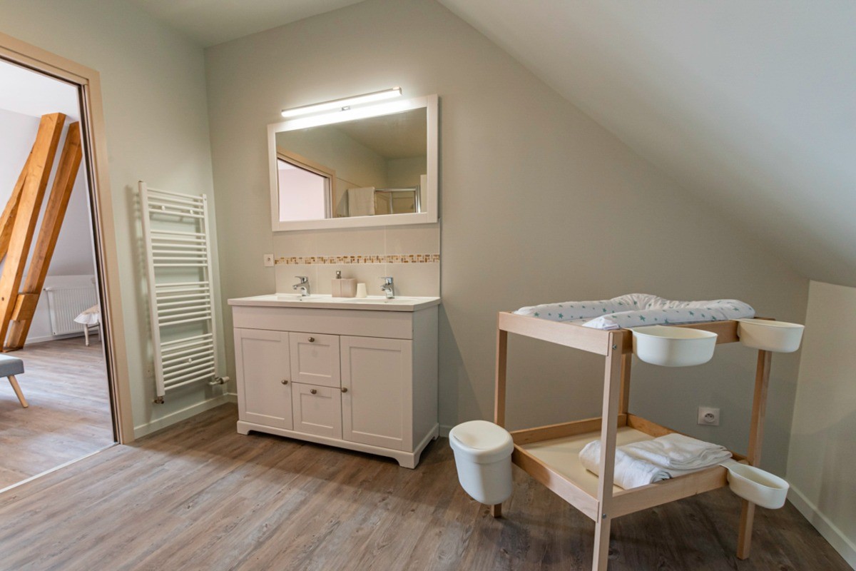 Salle de bain suite parentale familiale Constance avec nécessaire pour bébé au gite entre terres et vignes à Châtillon sur Morin